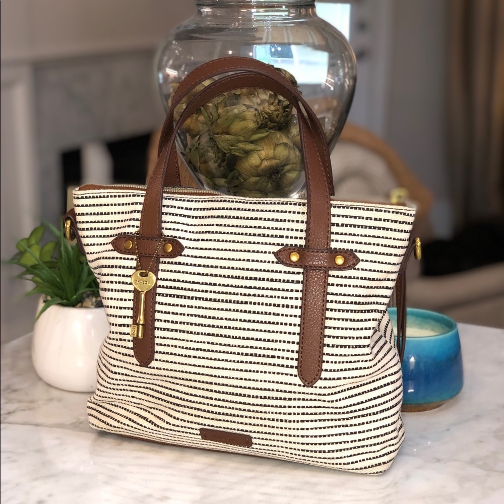 Cute Fossil canvas satchel bag great condition 😎
